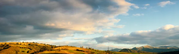 Beautiful Blue Sky Green Grass Fields Carpathian Mountains — Stock Photo, Image