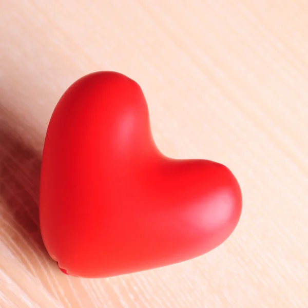 Красный Шарик Сердце Деревянном Столе — стоковое фото