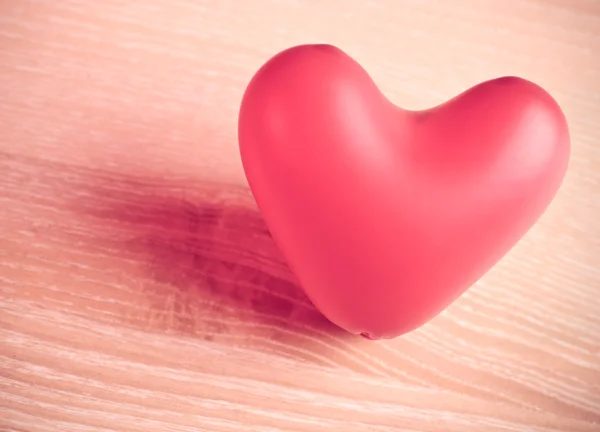Coração Balão Vermelho Mesa Madeira Cor Desatureted — Fotografia de Stock