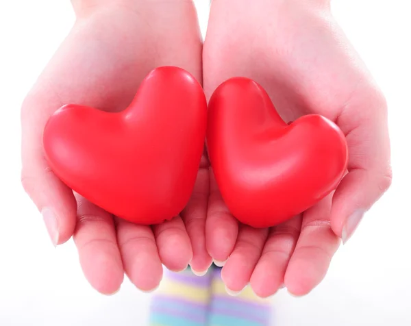 Dvě srdce v ženských rukou — Stock fotografie