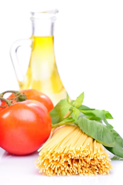 Spaghetti Mit Tomaten Olivenöl Und Basilikum Auf Weiß — Stockfoto