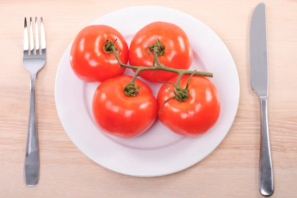 木製テーブル上プレートとトマト ダイエットの概念 — ストック写真