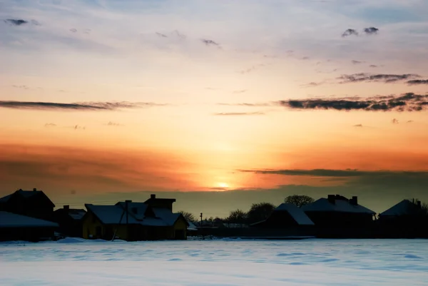 Ländliche Winterlandschaft Mit Sonnenuntergang Und Häusern Unter Dem Schnee — Stockfoto