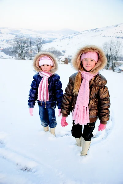 Deux Petites Sœurs Jouant Avec Neige Extérieur — Photo