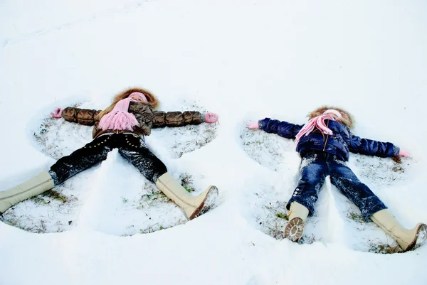 Siostry w zimie — Zdjęcie stockowe