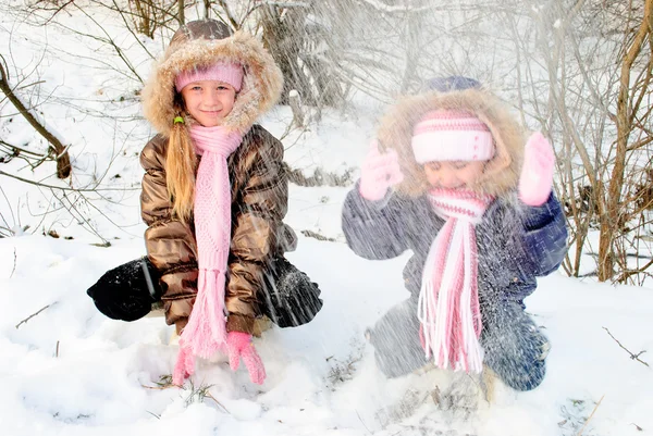 Sestry v zimě — Stock fotografie