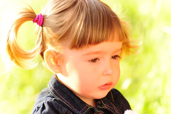 緑の草の庭の小さな女の子 — ストック写真