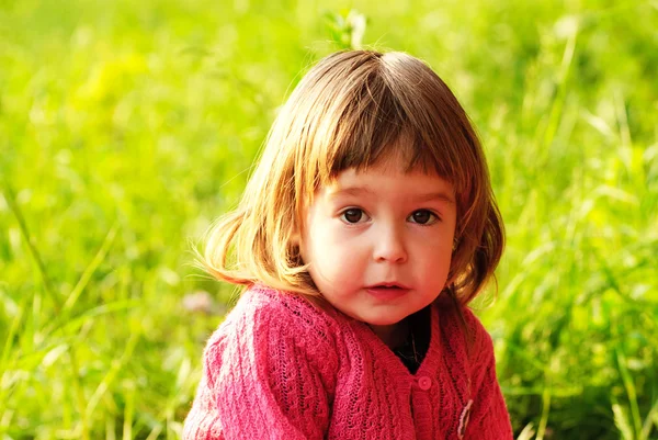 Κοριτσάκι Στον Κήπο Για Την Πράσινη Χλόη — Φωτογραφία Αρχείου