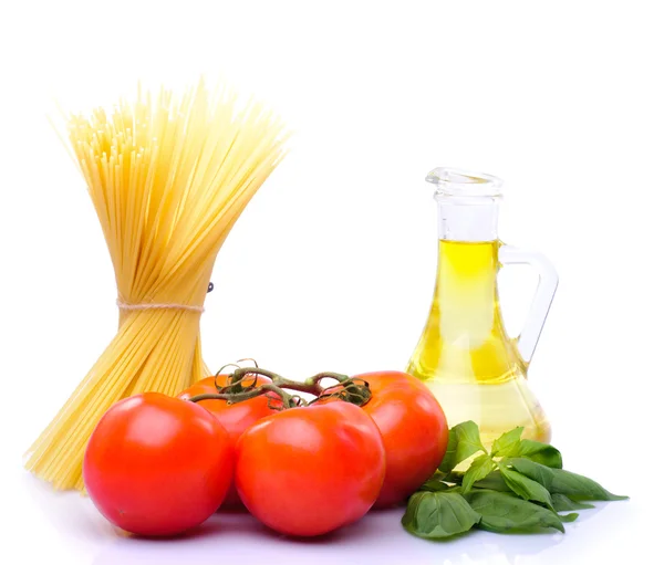 Espaguetis con tomates, aceite de oliva y albahaca —  Fotos de Stock