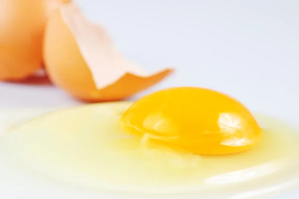 Cracked egg isolated — Stock Photo, Image