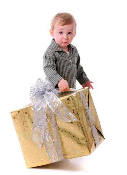 Junge mit Geschenk isoliert — Stockfoto
