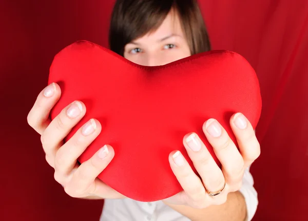 Tonårig flicka med rött hjärta — Stockfoto