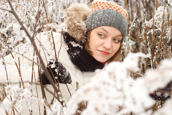 Kvinna i vinterdag — Stockfoto