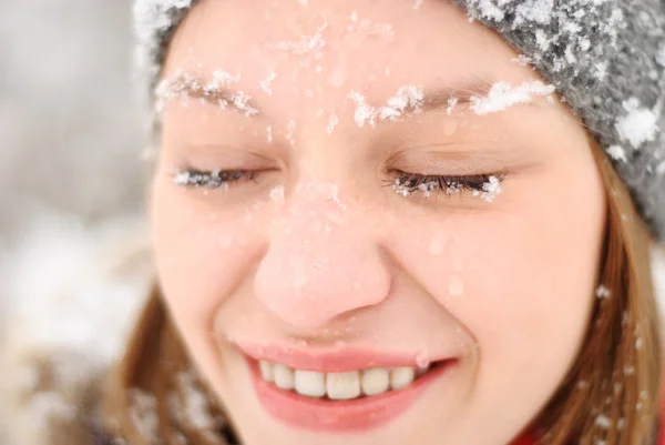 女孩的脸与雪户外 — 图库照片
