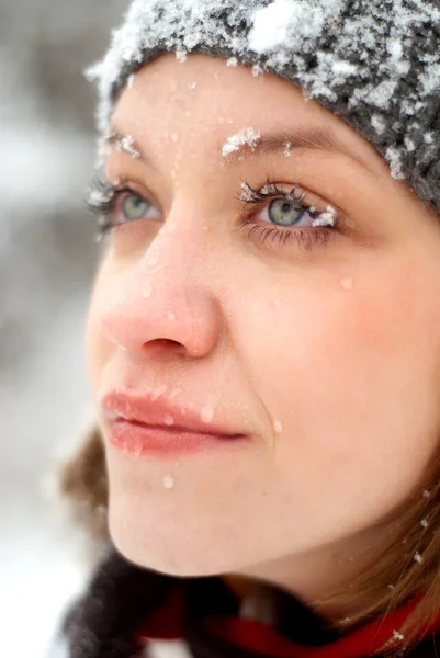 Dívčí tvář s sněhu venku — Stock fotografie