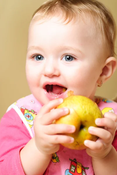 女の子の食用リンゴ — ストック写真