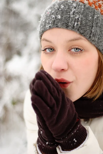 Flickans ansikte med snö utomhus — Stockfoto