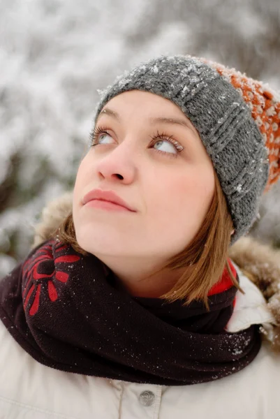 Faccia di ragazza con neve all'aperto — Foto Stock