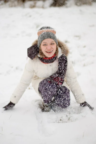 Девушка на открытом воздухе зимой — стоковое фото