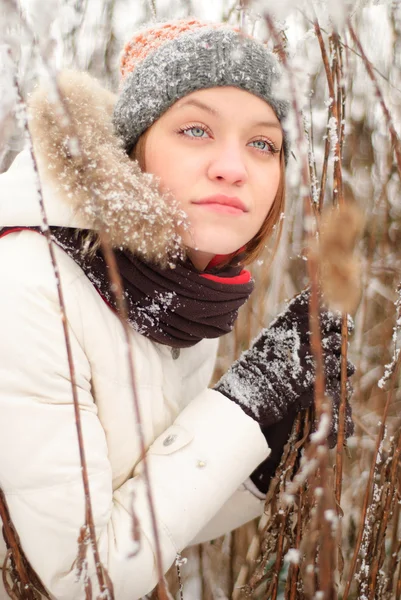 Cara de niña con nieve al aire libre —  Fotos de Stock