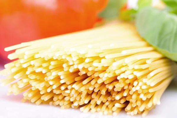 Spagetti, paradicsom, olíva olaj és basil — Stock Fotó