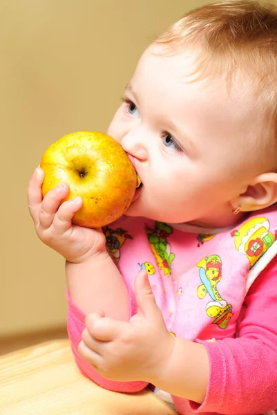 女の子の食用リンゴ — ストック写真
