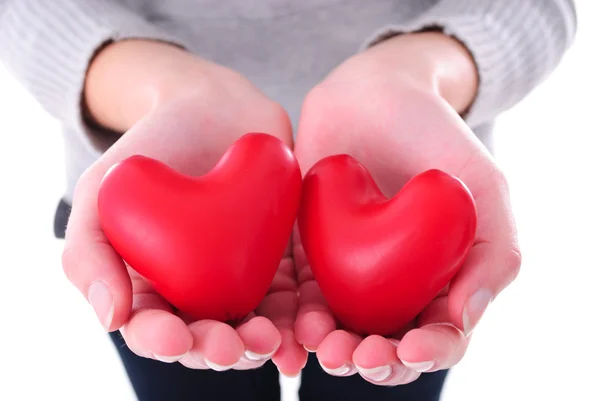 Två hjärtan i kvinnliga händer — Stockfoto