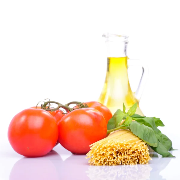 Spaghetti mit Tomaten, Olivenöl und Basilikum — Stockfoto