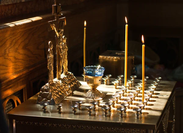 Cross and candles in the orthodox church — Stock Photo, Image
