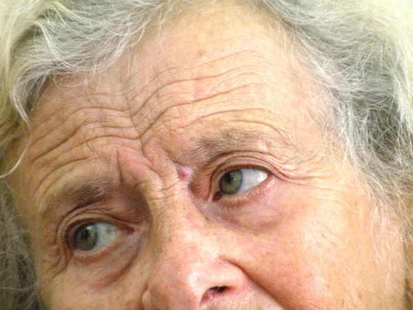 Очі літньої жінки — стокове фото