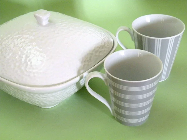 Twee kopjes thee, schotel hardplastic keramiek — Stockfoto