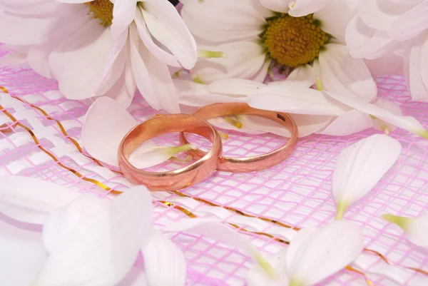 Rings and flowers — Stock Photo, Image