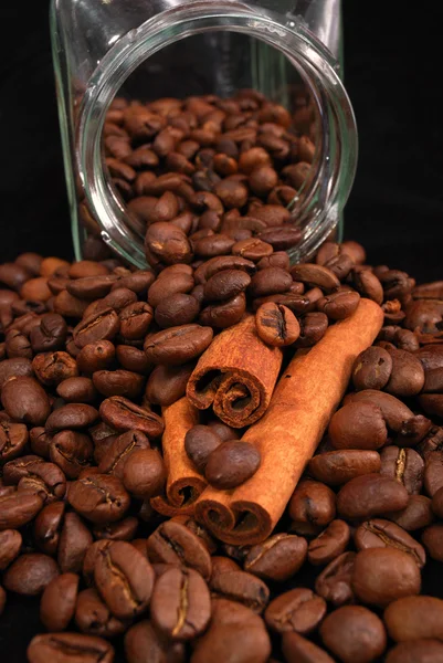 Granos de café y canela palo — Foto de Stock