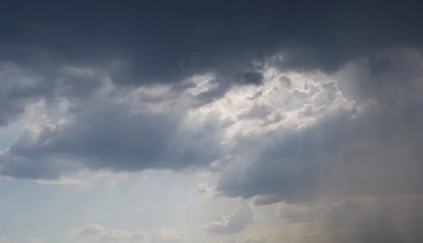 Sky före thunder-stormen regnigt — Stockfoto
