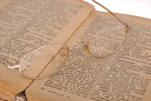 Bok och glasögon — Stockfoto