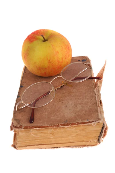 Μήλο και γυαλιά στο βιβλίο — Φωτογραφία Αρχείου