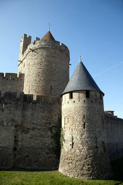 Mura e torre del castello medievale — Foto Stock