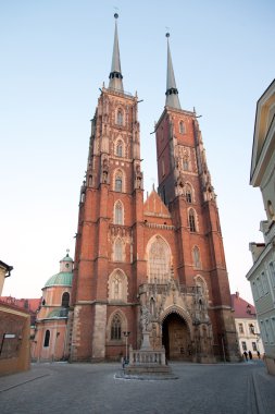 gün batımında katedral kule