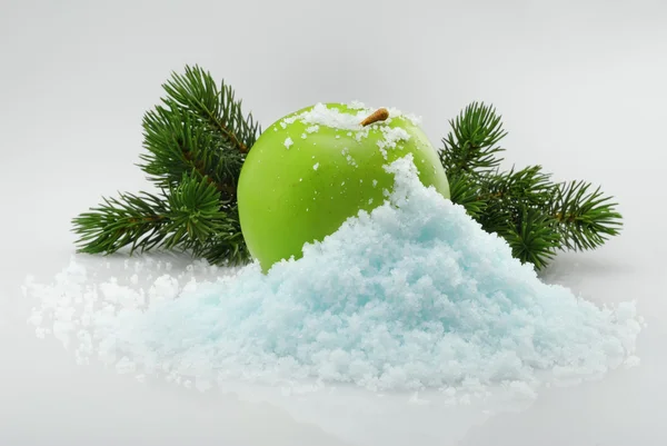 Jablko ve sněhu — Stock fotografie