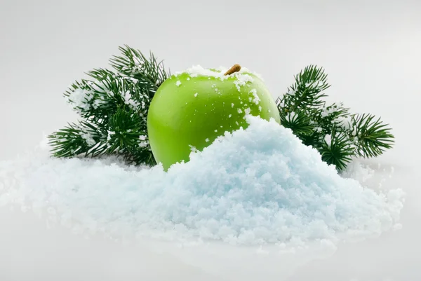 Apple i snö — Stockfoto
