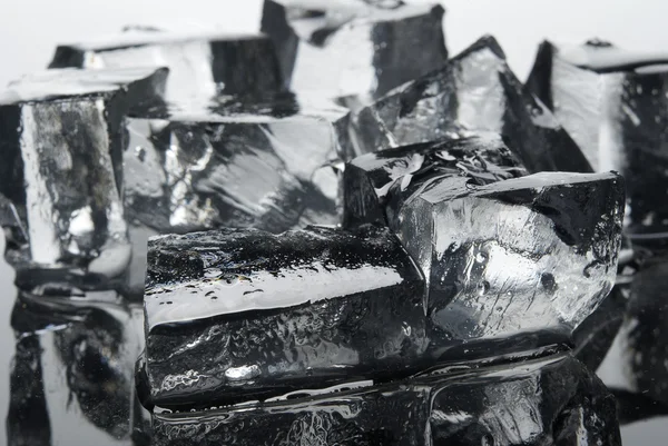 Duidelijk ijs kubussen close-up — Stockfoto