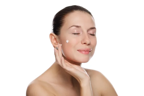Hermosa mujer sexy aplicando crema cosmética en la piel cerca de los ojos —  Fotos de Stock