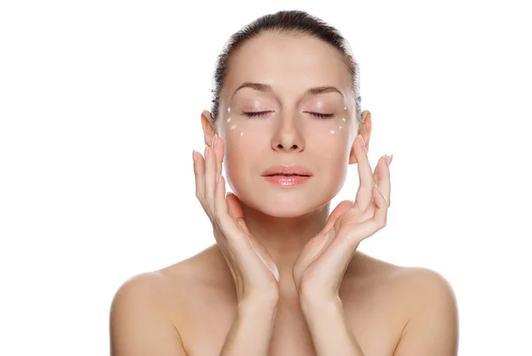 Hermosa mujer sexy aplicando crema cosmética en la piel cerca de los ojos —  Fotos de Stock