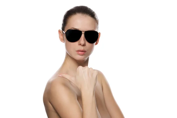 Retrato de mulher em óculos de sol mostra o direito . — Fotografia de Stock