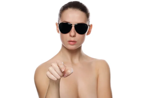 Portret van vrouw in zonnebril. toont vooruit. — Stockfoto