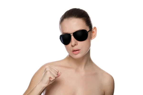 Portret van glamour vrouw in zonnebril. — Stockfoto