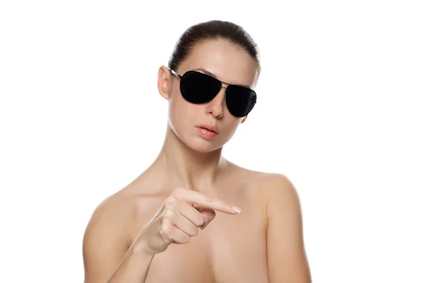 Porträtt av kvinna i solglasögon visar vänster. — Stockfoto