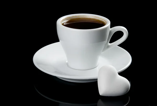 Tasse Kaffee mit herzförmigem Keks — Stockfoto