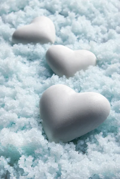 雪の背景に空白の白い心 小さな被写し界深度 染められた青 — ストック写真