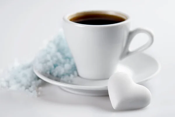 Coffee cup with heart shaped candy and snow hill. Small DOF — Stock Photo, Image